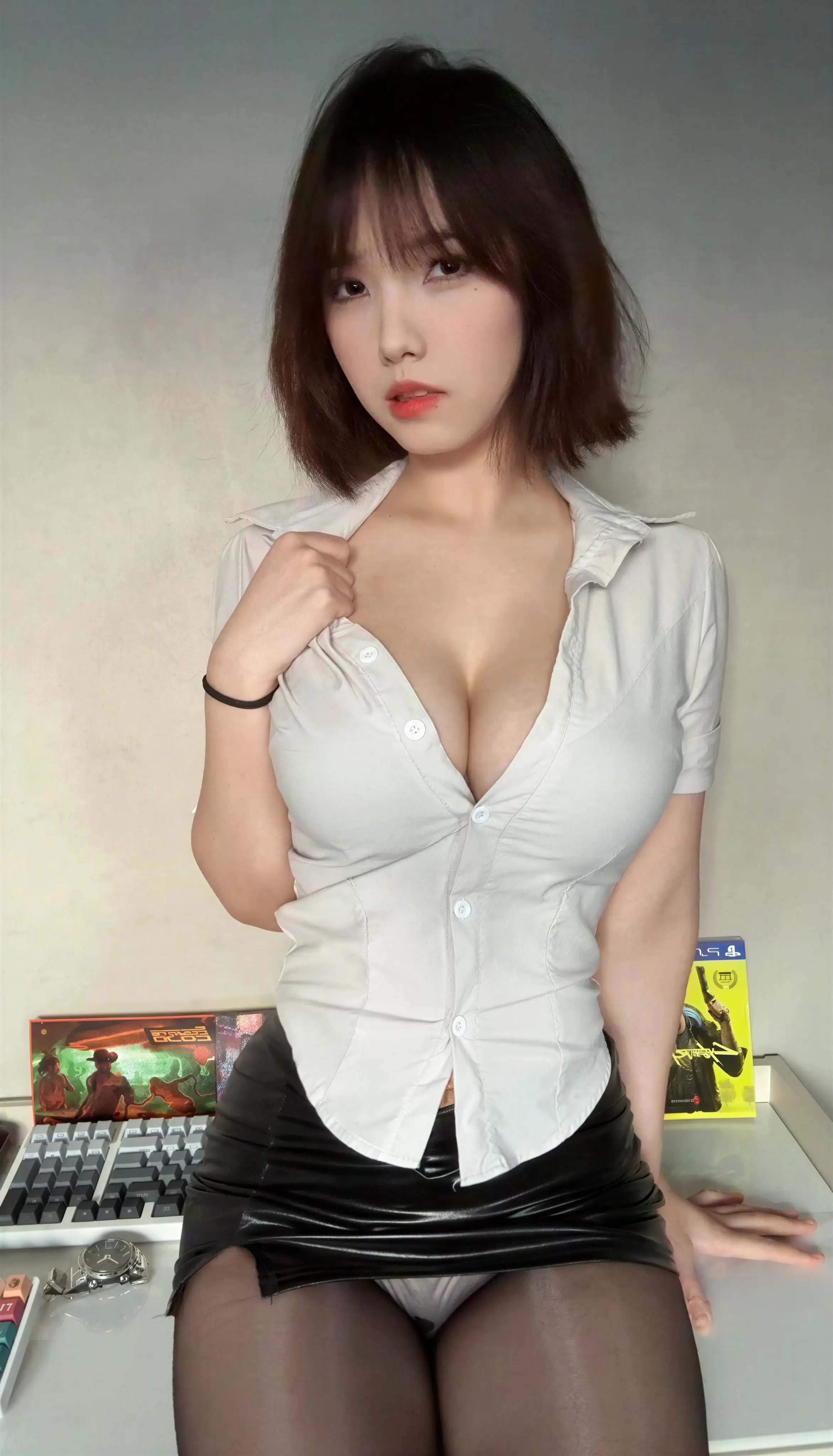 琳铛 – 皮裙黑丝白衬衫 18P